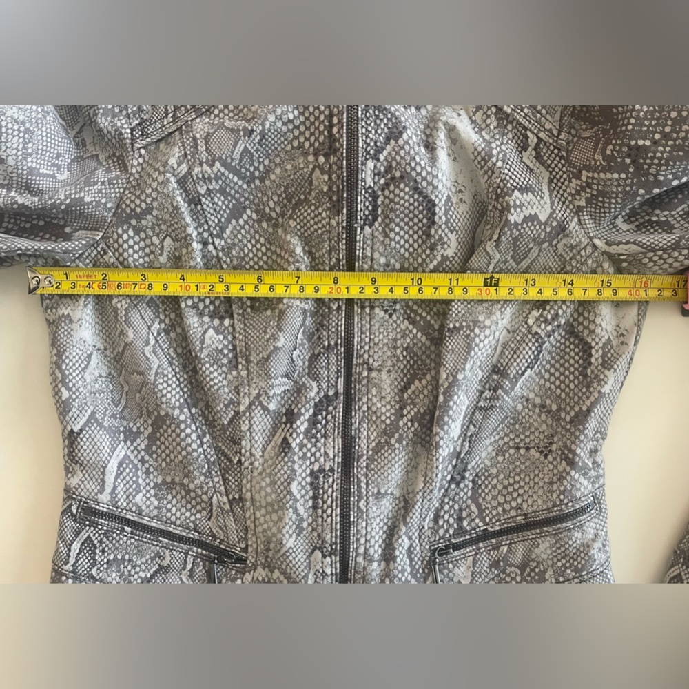 White House Black Market Snakeskin Moto Jacket Gray Zip Front 4P Petite - Picture 11 of 12